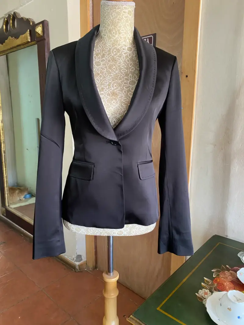 Elegante blazer negro para mujer - 1