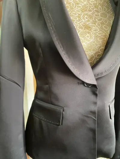 Elegante blazer negro para mujer - miniatura 2