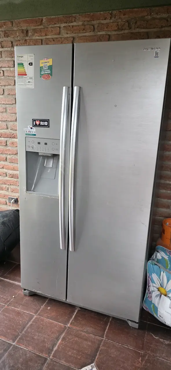 Refrigerador side by side con dispensador de agua y hielo - 1