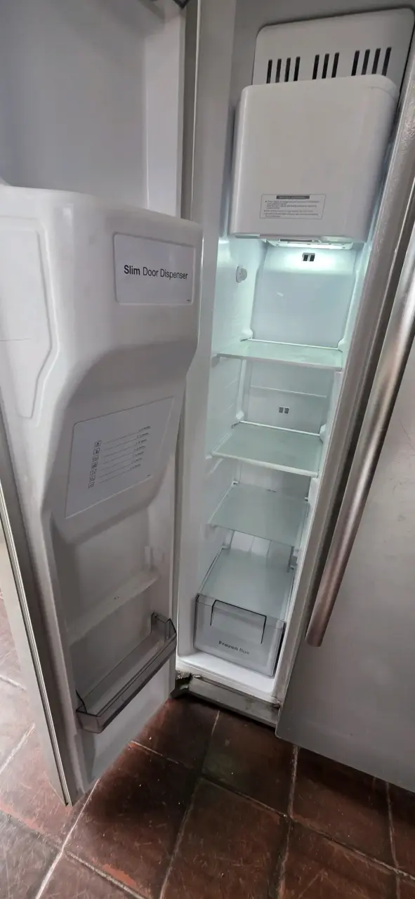 Refrigerador side by side con dispensador de agua y hielo - 3