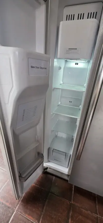 Refrigerador side by side con dispensador de agua y hielo - miniatura 3