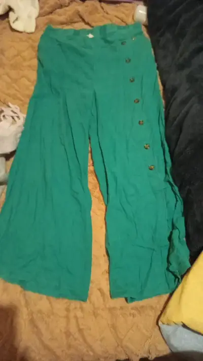 Pantalones anchos verdes con botones decorativos - miniatura 1