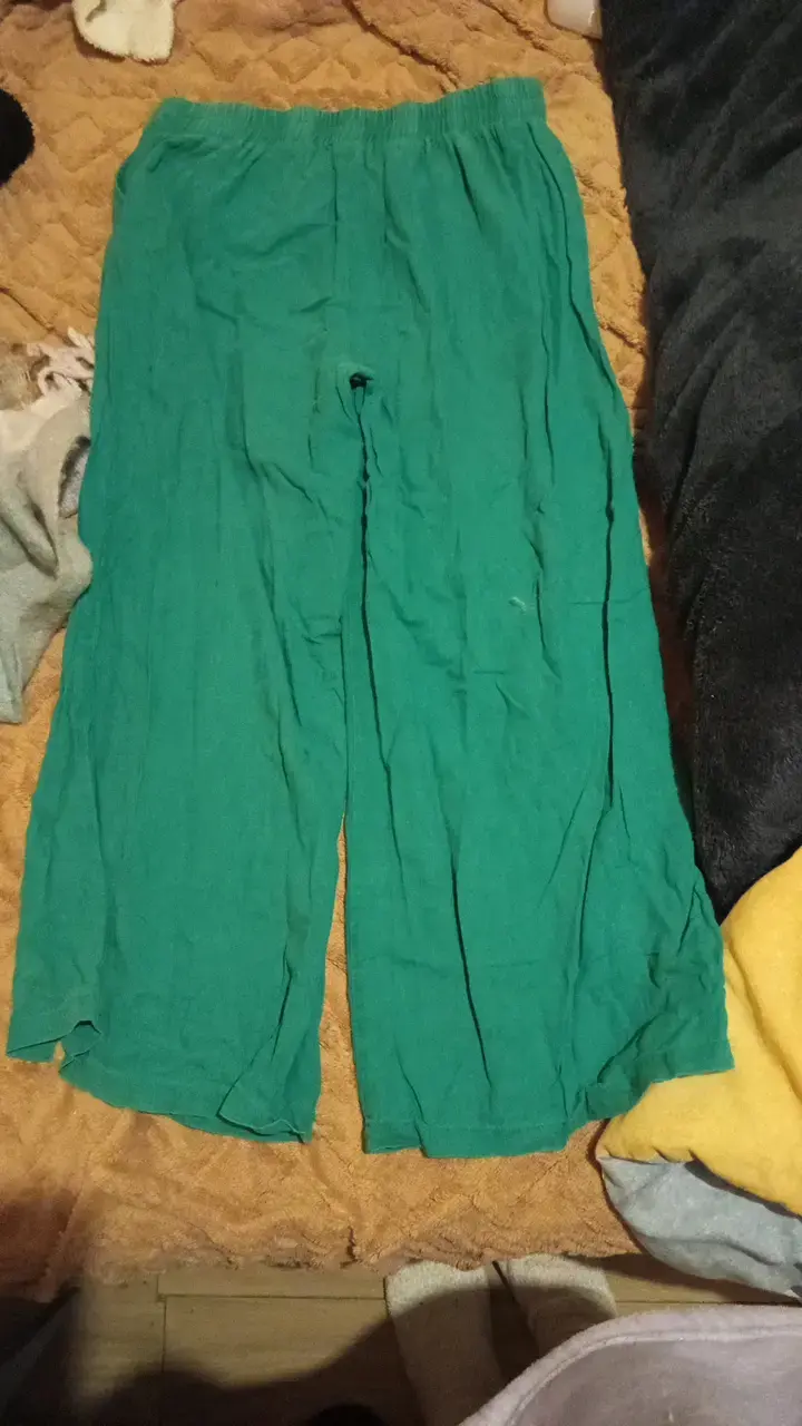 Pantalones anchos verdes con botones decorativos - 2