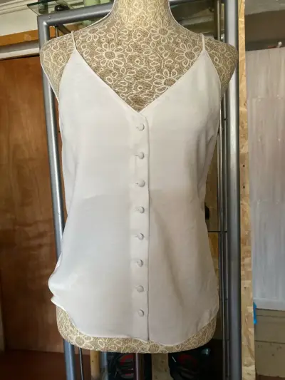 Blusa blanca de tirantes con botones - miniatura 1