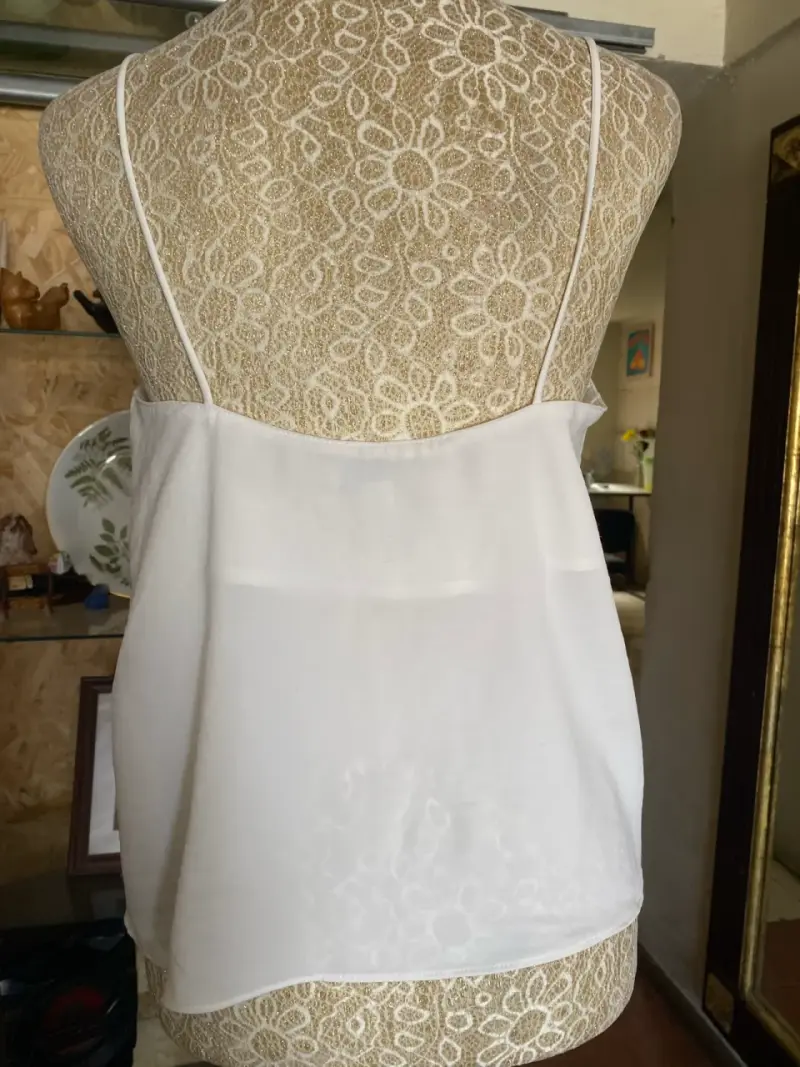 Blusa blanca de tirantes con botones - 3