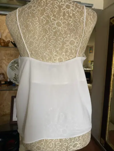 Blusa blanca de tirantes con botones - miniatura 3