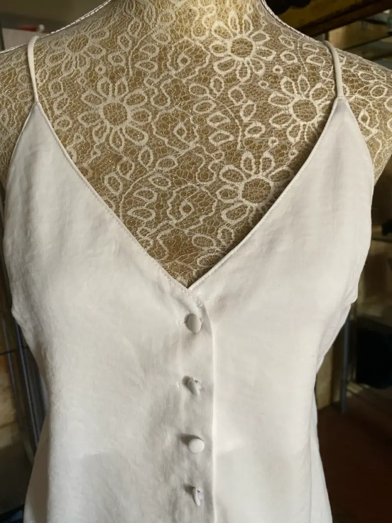 Blusa blanca de tirantes con botones - 5