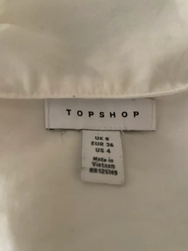 Blusa blanca de tirantes con botones - 6