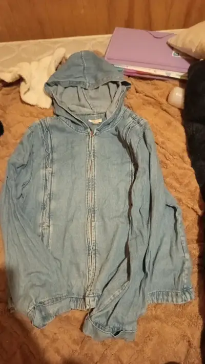 Chaqueta de mezclilla con capucha para mujer - miniatura 2