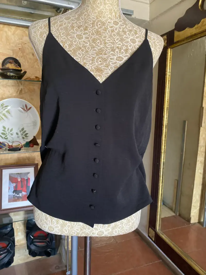 Blusa negra de tirantes con botones - 1
