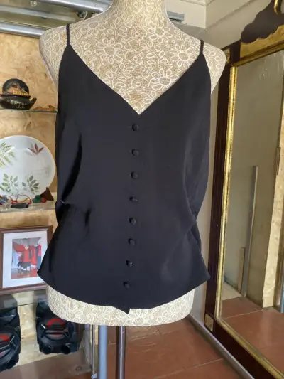 Blusa negra de tirantes con botones - miniatura 1