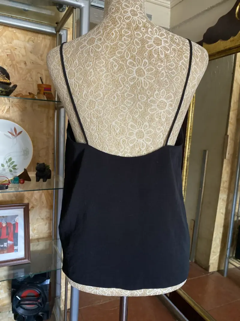 Blusa negra de tirantes con botones - 2