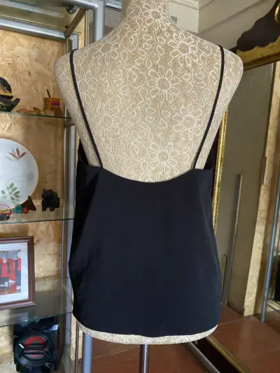 Blusa negra de tirantes con botones - miniatura 2