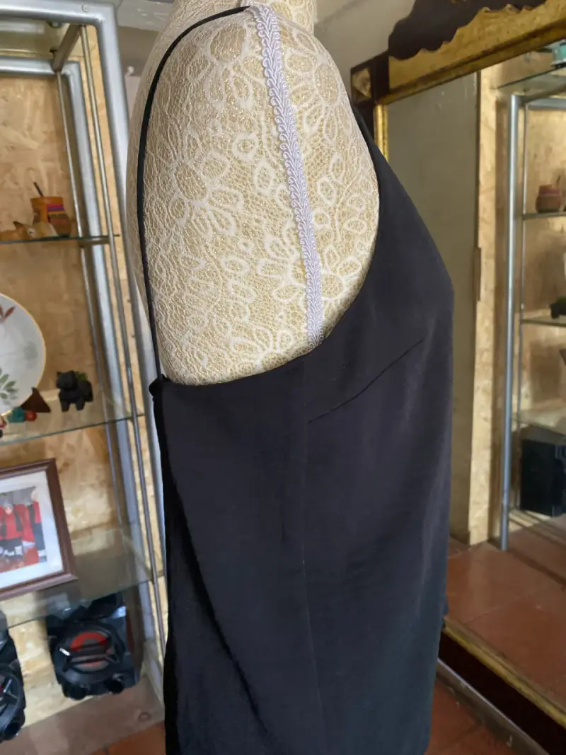 Blusa negra de tirantes con botones - 3