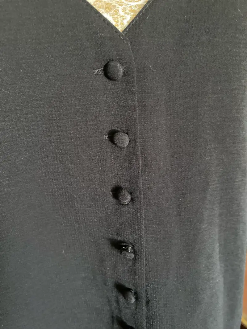 Blusa negra de tirantes con botones - 4