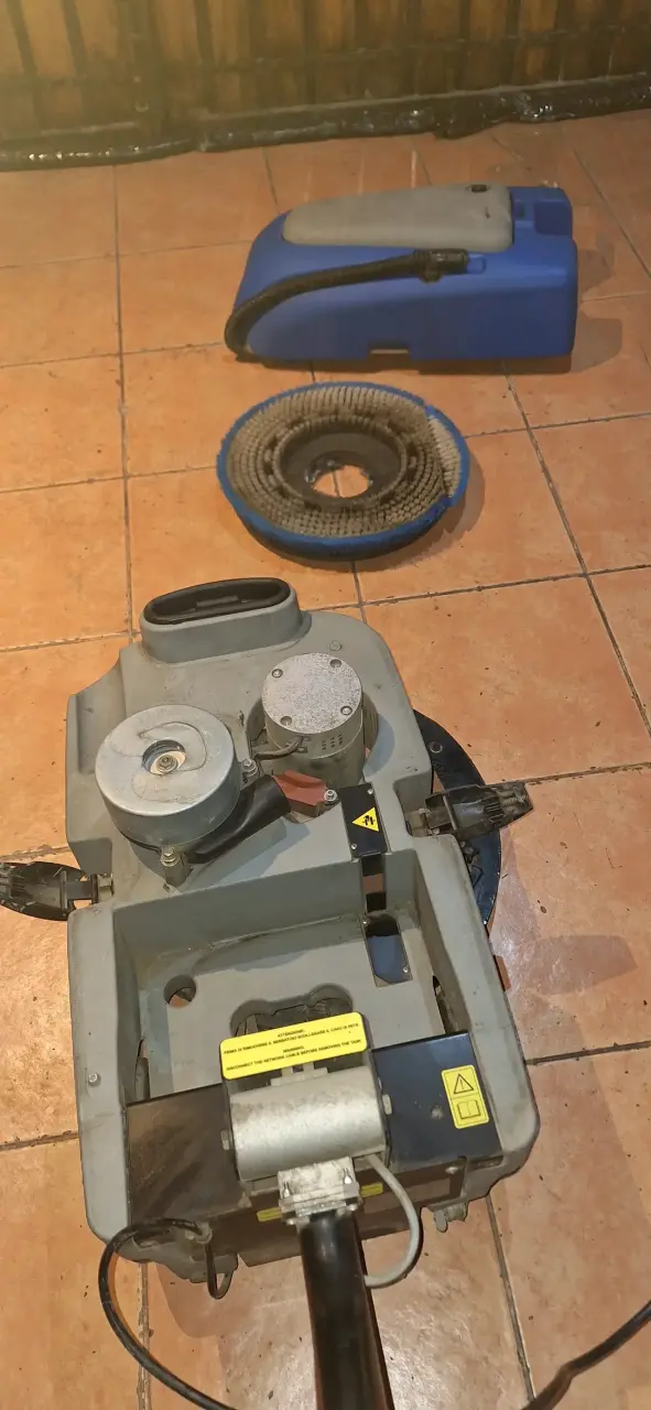Máquina fregadora de pisos industrial azul - 6