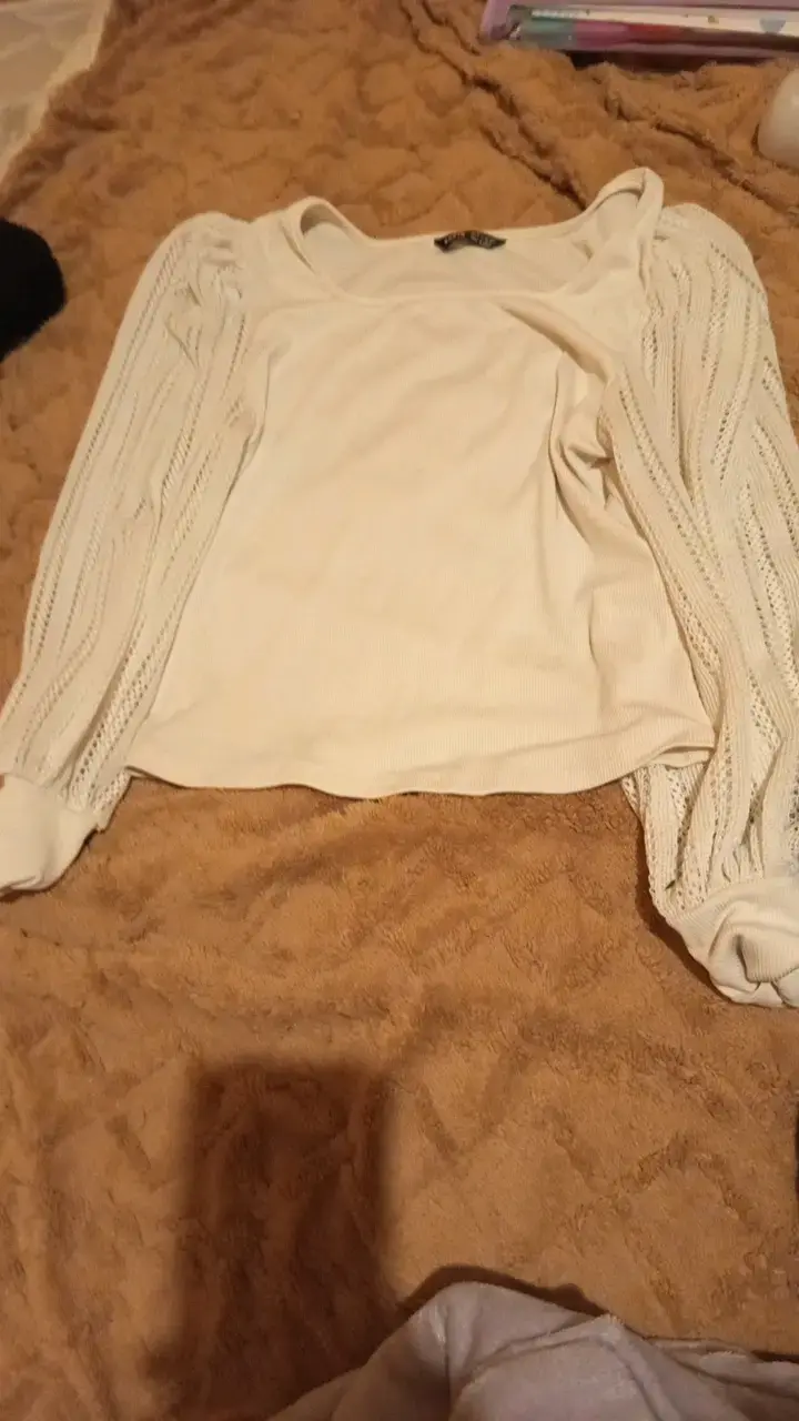 Polera blanca con mangas de encaje - 1