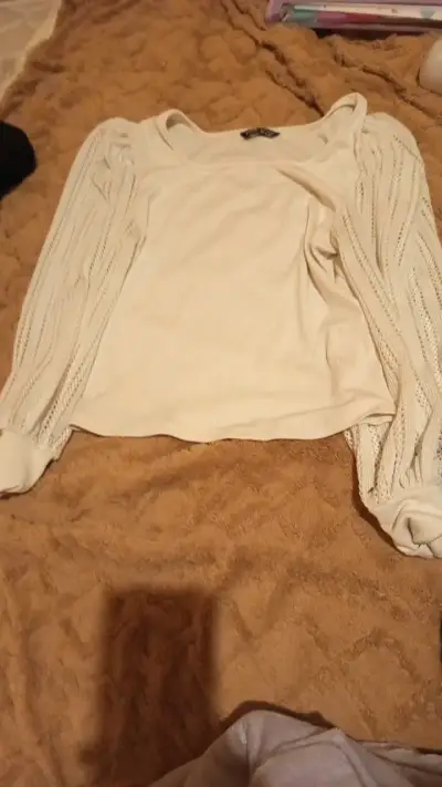 Polera blanca con mangas de encaje - miniatura 1