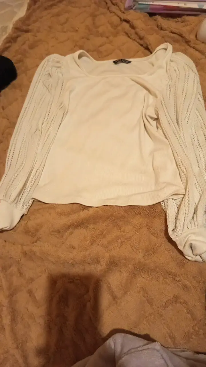 Polera blanca con mangas de encaje - 2