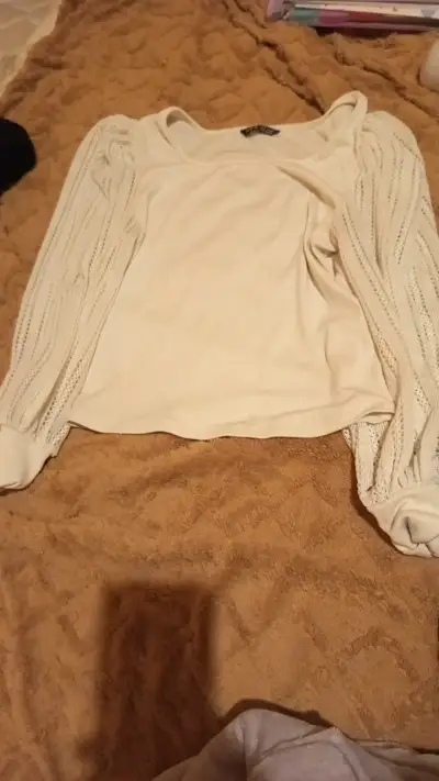 Polera blanca con mangas de encaje - miniatura 2