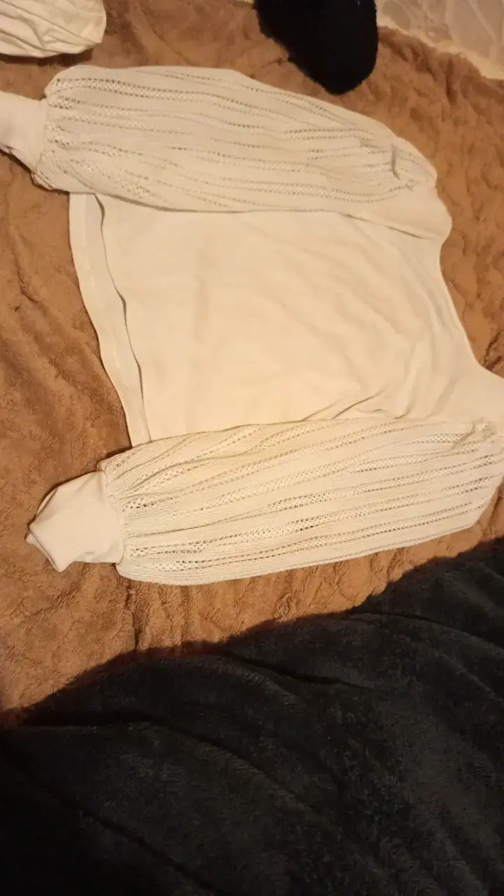 Polera blanca con mangas de encaje - 3