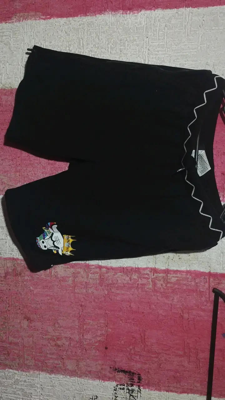 Shorts deportivos negros con diseño de gato - 1