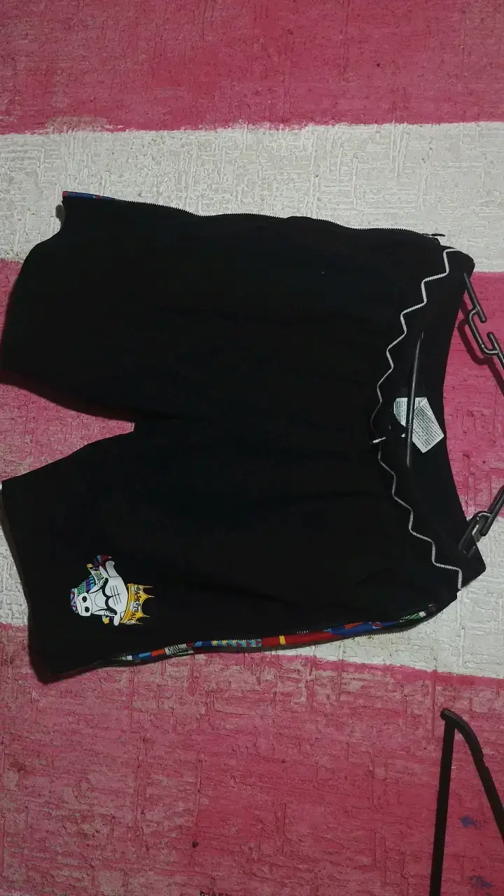 Shorts deportivos negros con diseño de gato - 3