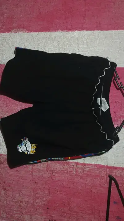 Shorts deportivos negros con diseño de gato - miniatura 3
