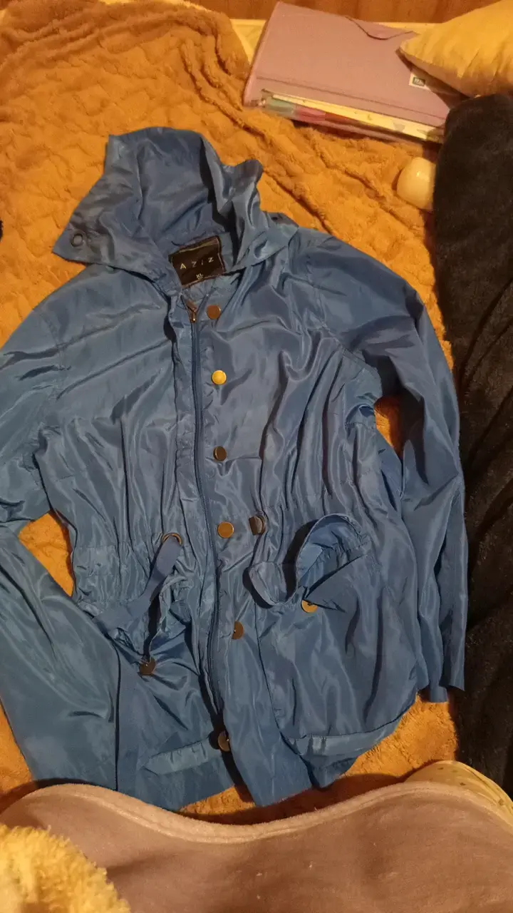 Chaqueta azul con capucha para mujer - 2