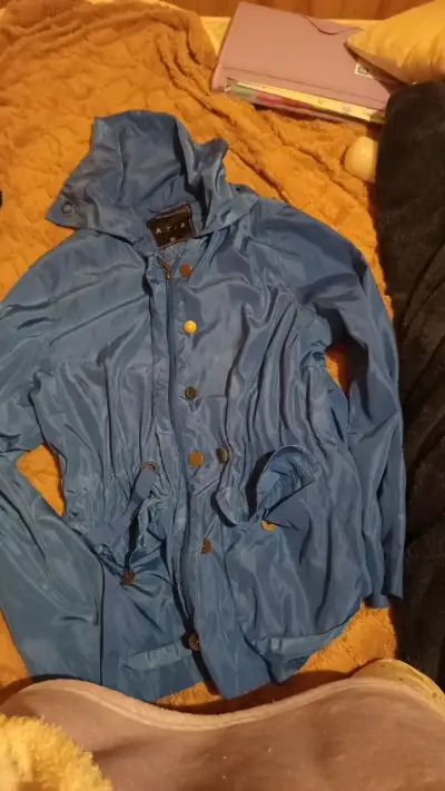Chaqueta azul con capucha para mujer - miniatura 2