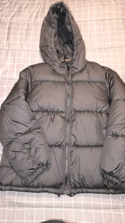 Chaqueta acolchada negra con capucha H&M - miniatura 2