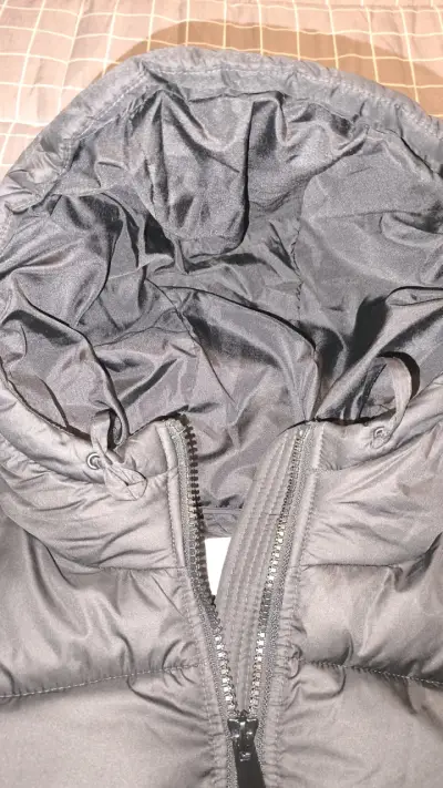 Chaqueta acolchada negra con capucha H&M - miniatura 4