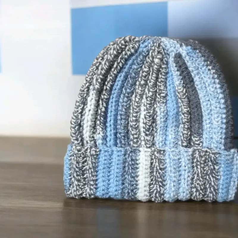 Gorro tejido a mano unisex azul y gris - 1