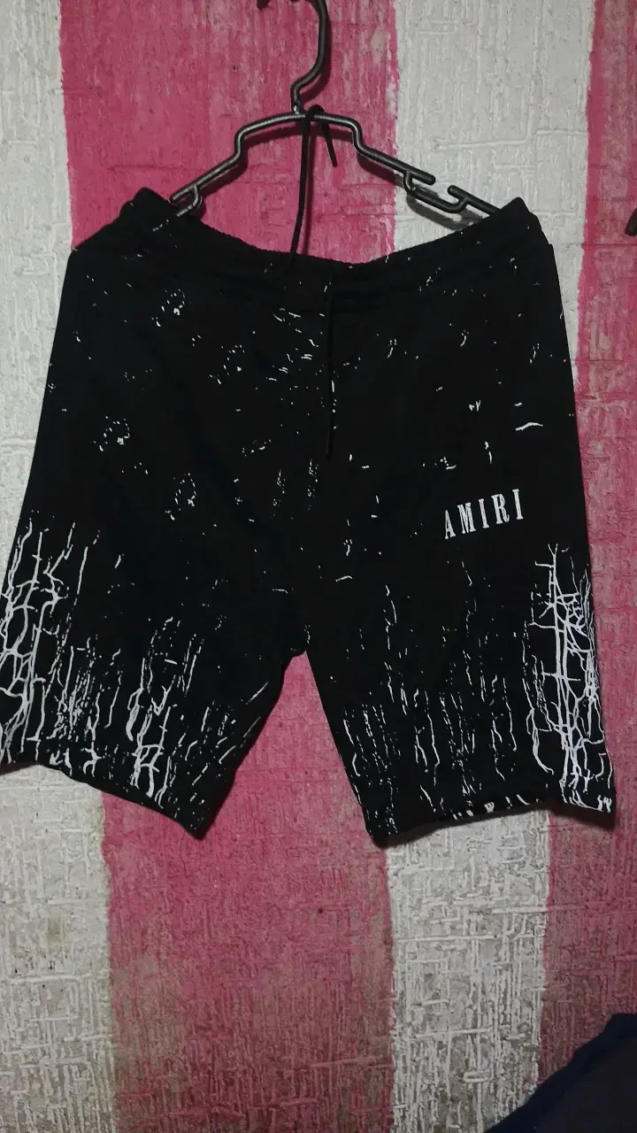 Shorts deportivos Amiri negros con diseño - 1