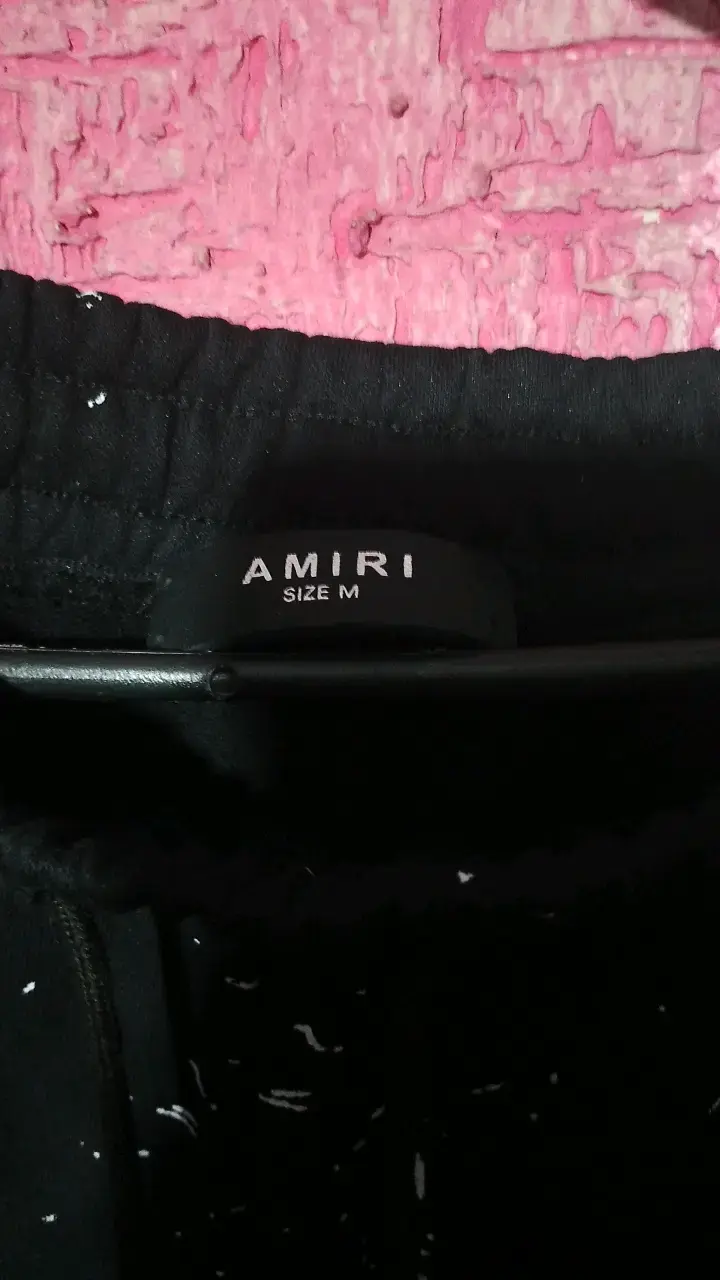 Shorts deportivos Amiri negros con diseño - 3