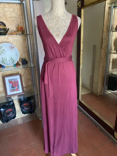 Vestido largo burdeos con escote en V - miniatura 1