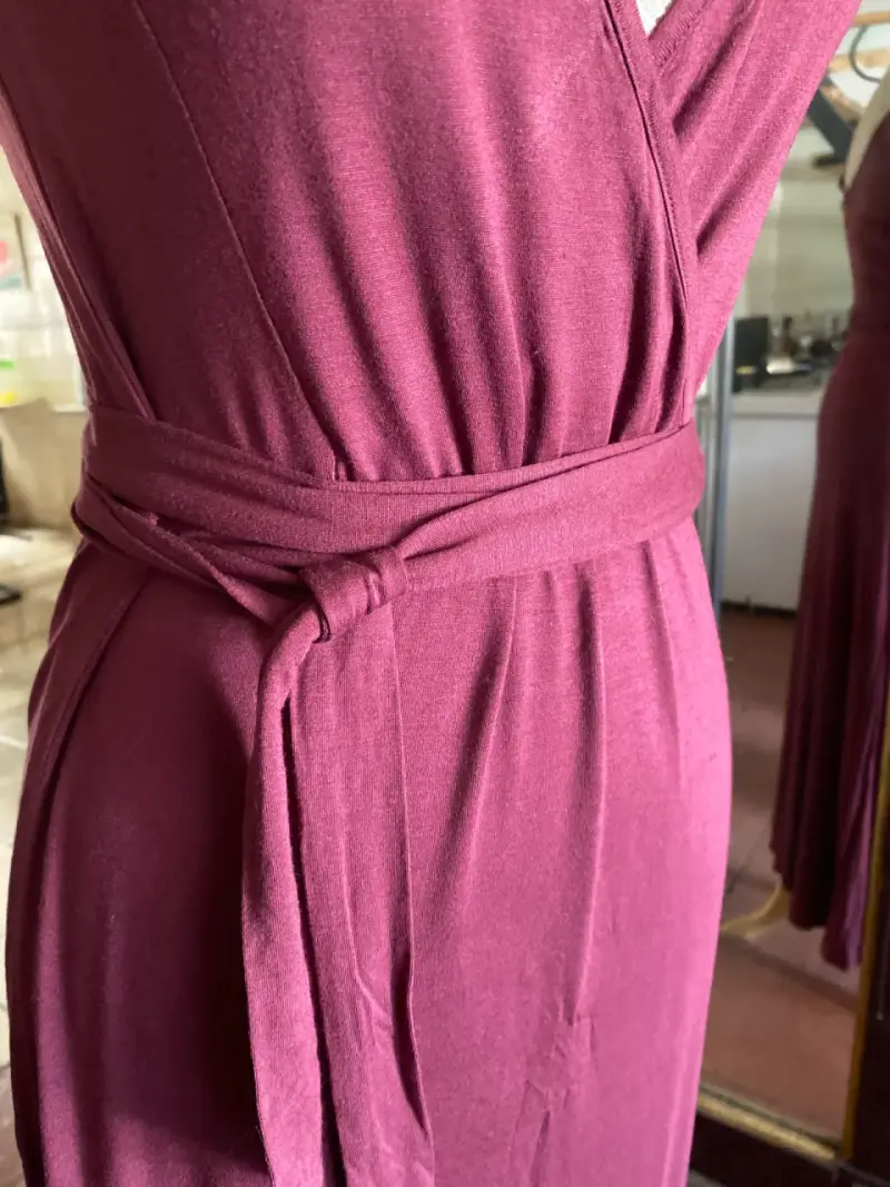 Vestido largo burdeos con escote en V - 4