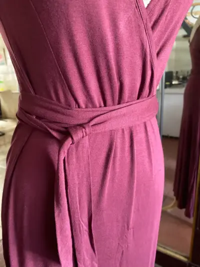 Vestido largo burdeos con escote en V - miniatura 4