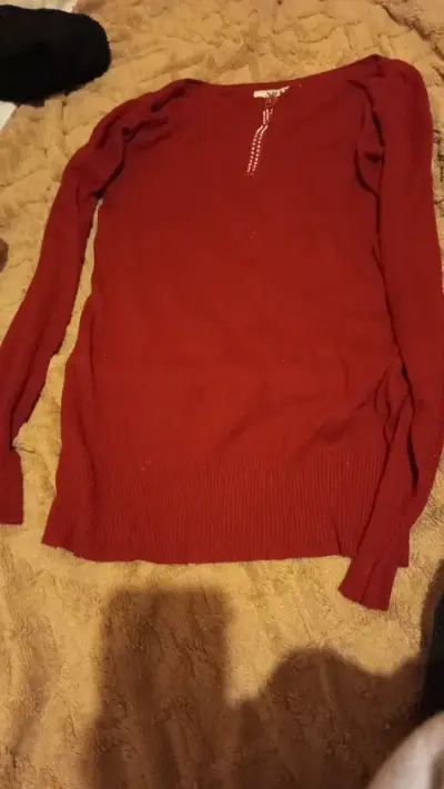 Suéter rojo de mujer con detalle en cuello - miniatura 1
