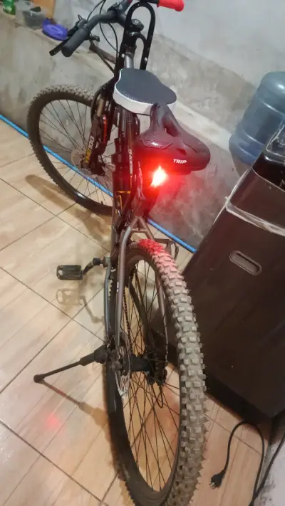 Bicicleta de montaña con suspensión y luz trasera - miniatura 1