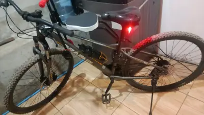 Bicicleta de montaña con suspensión y luz trasera - miniatura 2