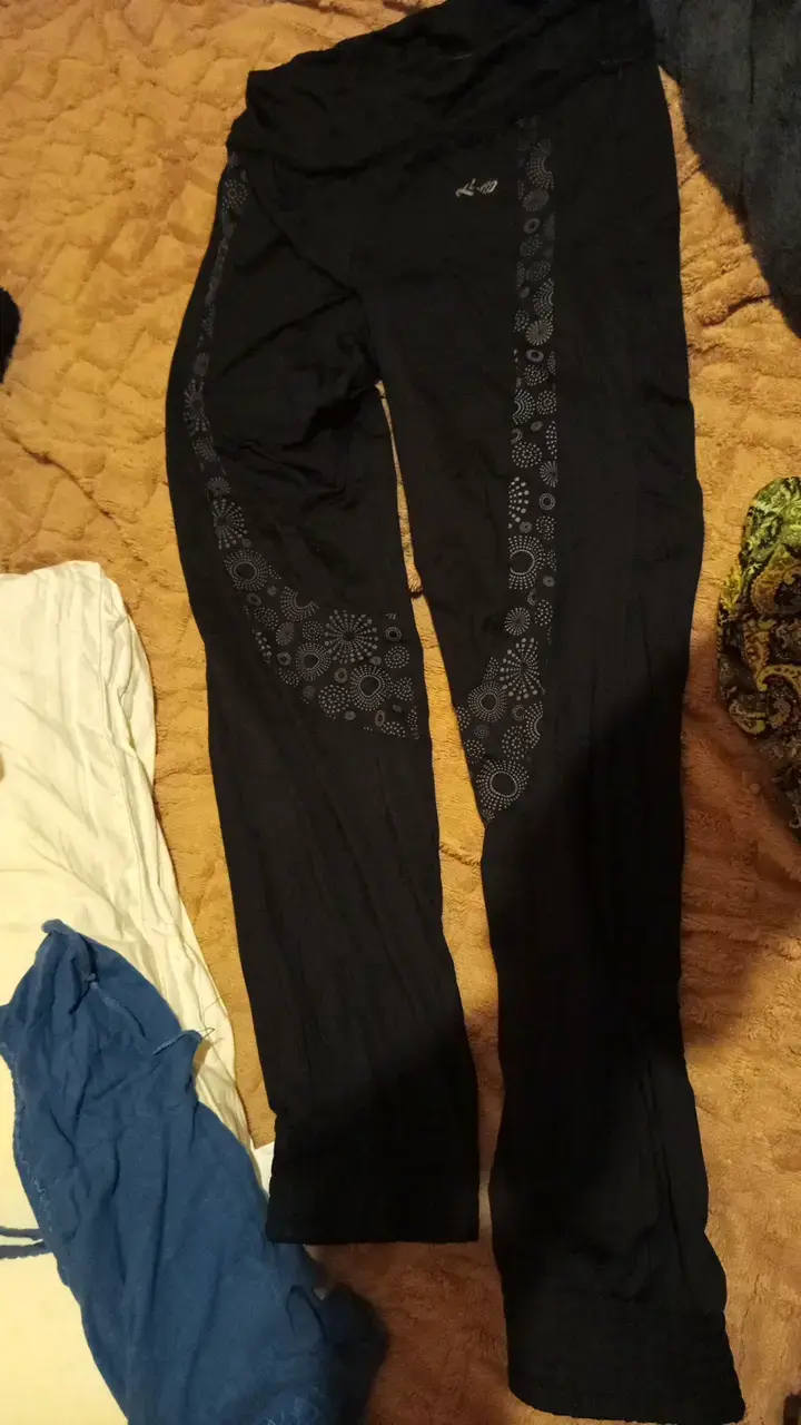 Pantalones deportivos negros con diseño floral - 1