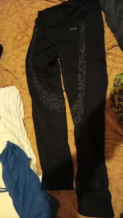Pantalones deportivos negros con diseño floral - miniatura 1