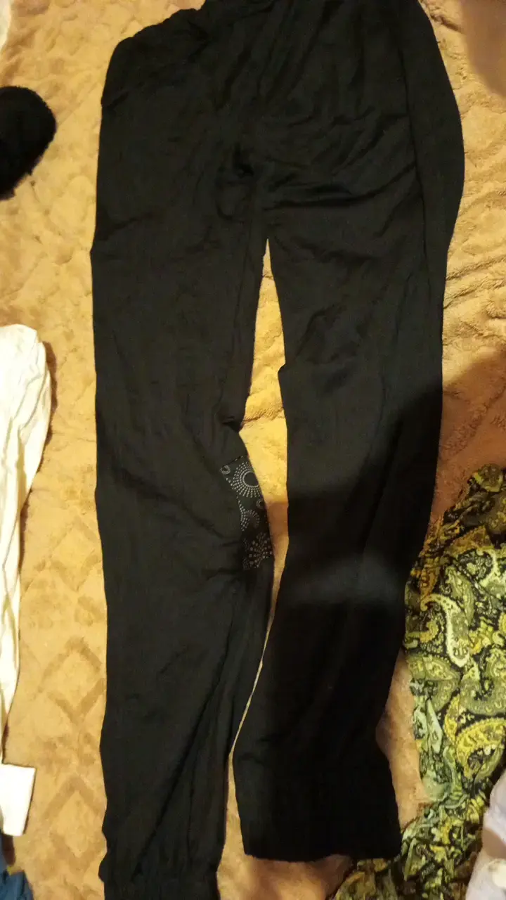 Pantalones deportivos negros con diseño floral - 2