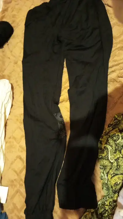 Pantalones deportivos negros con diseño floral - miniatura 2