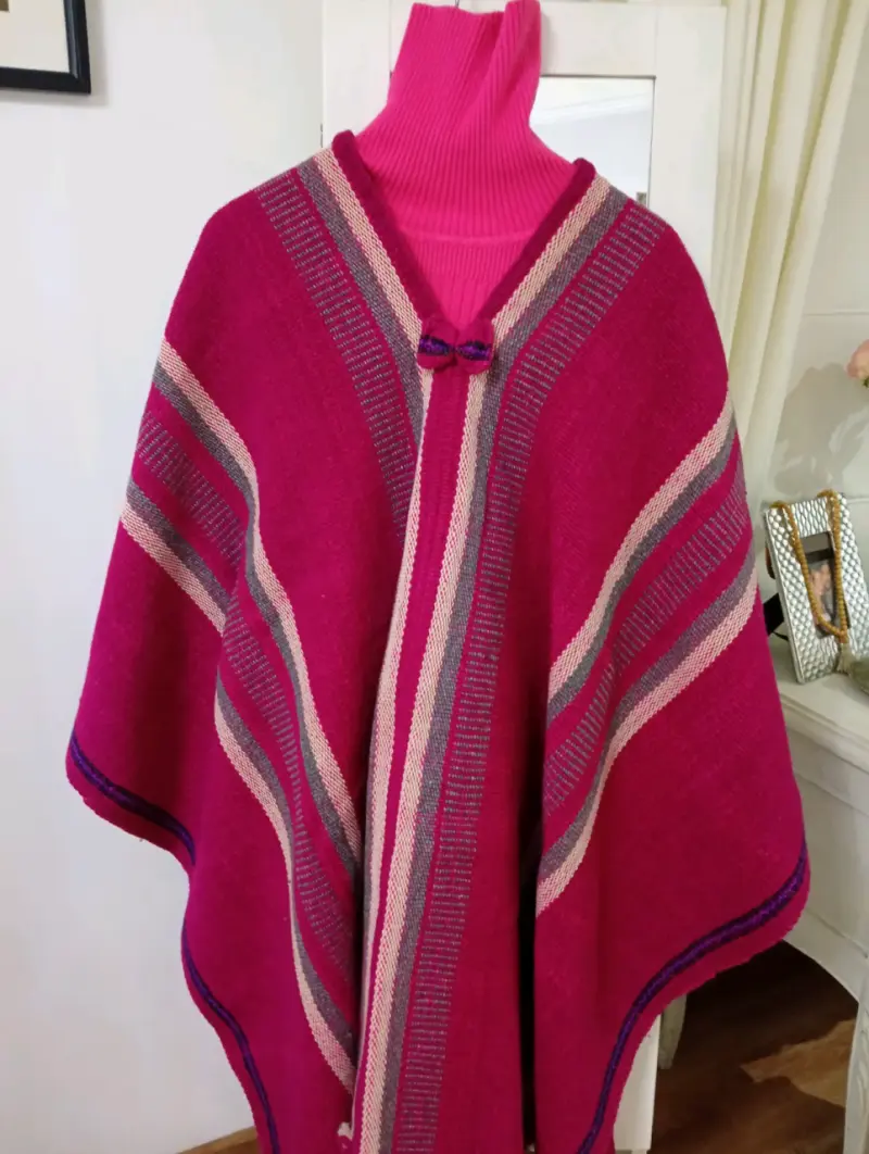 Poncho de lana tejido a mano color fucsia - 1