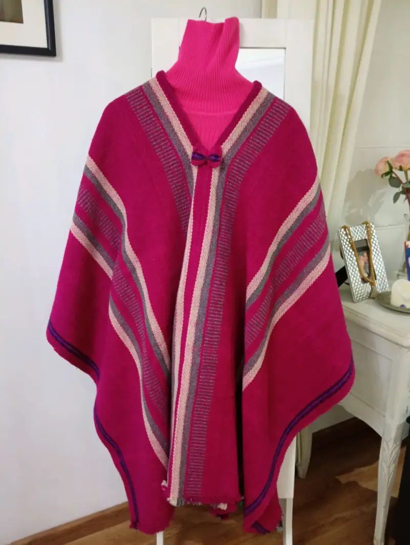 Poncho de lana tejido a mano color fucsia - 2