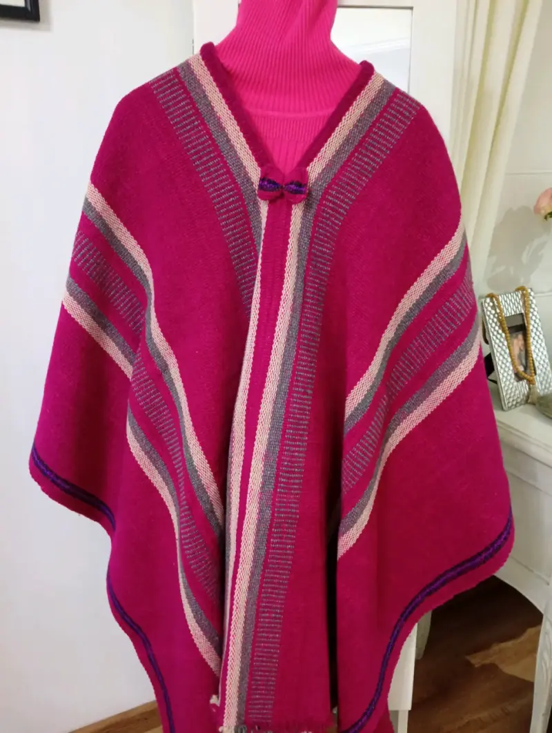 Poncho de lana tejido a mano color fucsia - 3