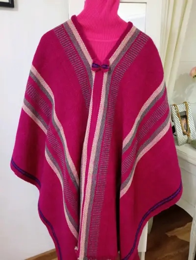 Poncho de lana tejido a mano color fucsia - miniatura 3