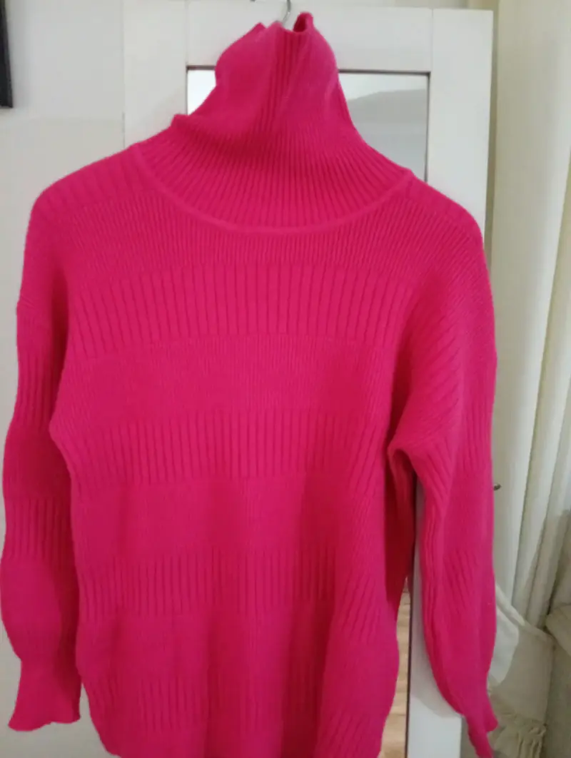 Poncho de lana tejido a mano color fucsia - 4